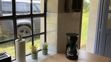 Fridge, oven, stovetop, coffee/tea maker