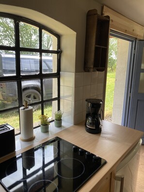 Kühlschrank, Ofen, Herdplatte, Wasserkocher mit Kaffee-/Teezubehör