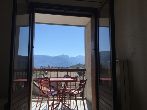 Apartment 40 M2 with nice view, quiet location 10mn walk from the center
