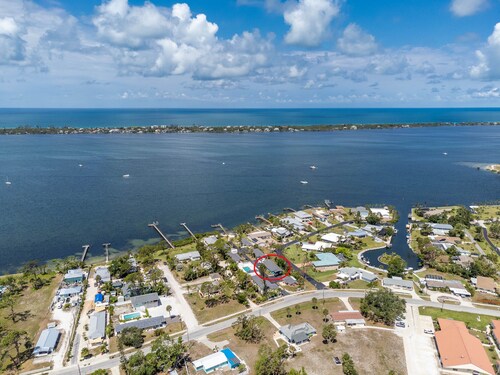 Lemon Bay Cottages -Private Beach, Fishing Pier & Heated Pool