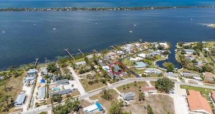 Lemon Bay Cottages -Private Beach, Fishing Pier & Heated Pool