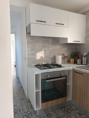 Réfrigérateur, four, plaque de cuisson, cafetière/bouilloire