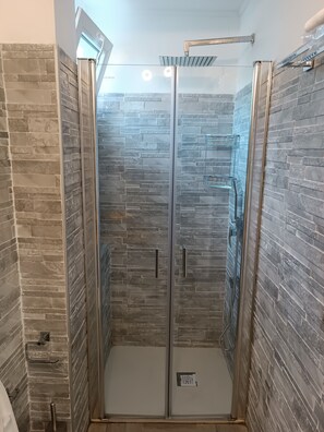 Douche, serviettes fournies, savon, shampoing