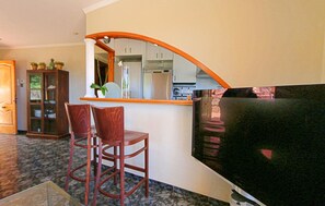 Fridge, microwave, stovetop, dishwasher - Gorgeous home in Sant Cebria de Vallalt (Sant Cebria de Vallalt)