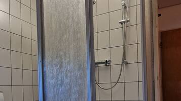 Baignoire, sĂšche-cheveux, serviettes fournies, savon