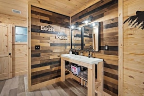 Shower, hair dryer, towels, shampoo - Cozy Cabin w/ Hot Tub + Fire Pit + Shuffle Board (Sevierville)
