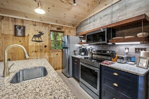 Kjøleskap, mikrobølgeovn, ovn og kokeplater