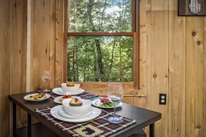 Dining - Free Dollywood tix & more - Getaway Cabin. deck w/ hot tub, Shuffleboard. (Sevierville)