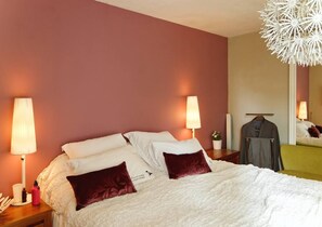 6 habitaciones, escritorio y tabla de planchar con plancha