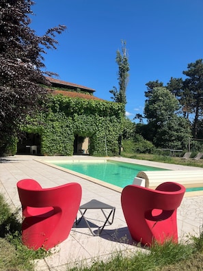 Una piscina al aire libre, una piscina climatizada