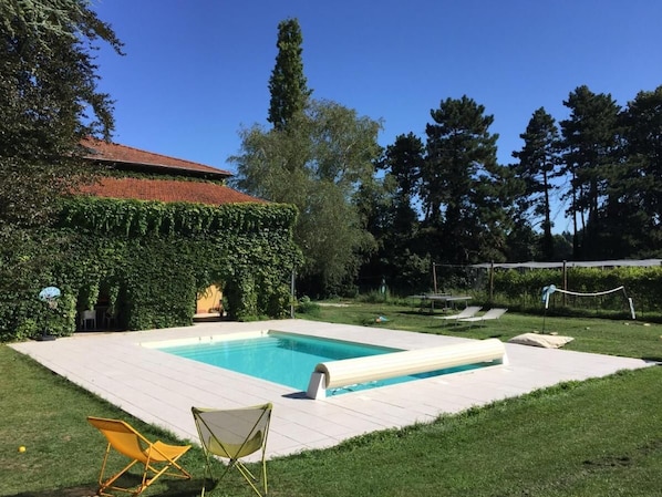 Una piscina al aire libre, una piscina climatizada