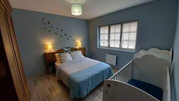 4 Schlafzimmer, Schreibtisch, Bügeleisen/Bügelbrett, kostenloses WLAN