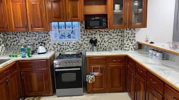 House | Private kitchen | Fridge, microwave, oven, stovetop