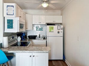 Refrigerador, microondas, horno y parrilla de estufa 