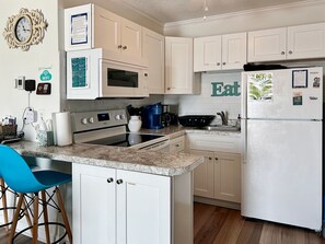 Refrigerador, microondas, horno y parrilla de estufa 