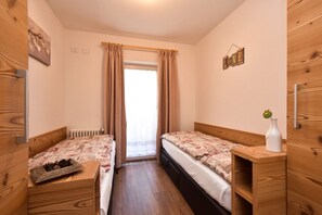 2 habitaciones, tabla de planchar con plancha y cuna de viaje 