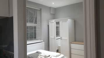 2 bedrooms, desk, WiFi, bed sheets