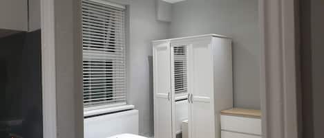 2 bedrooms, desk, WiFi, bed sheets
