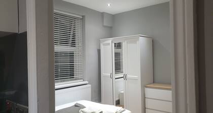 Barnet Luxury Apartment can sleep 4 people just few mins away from Station