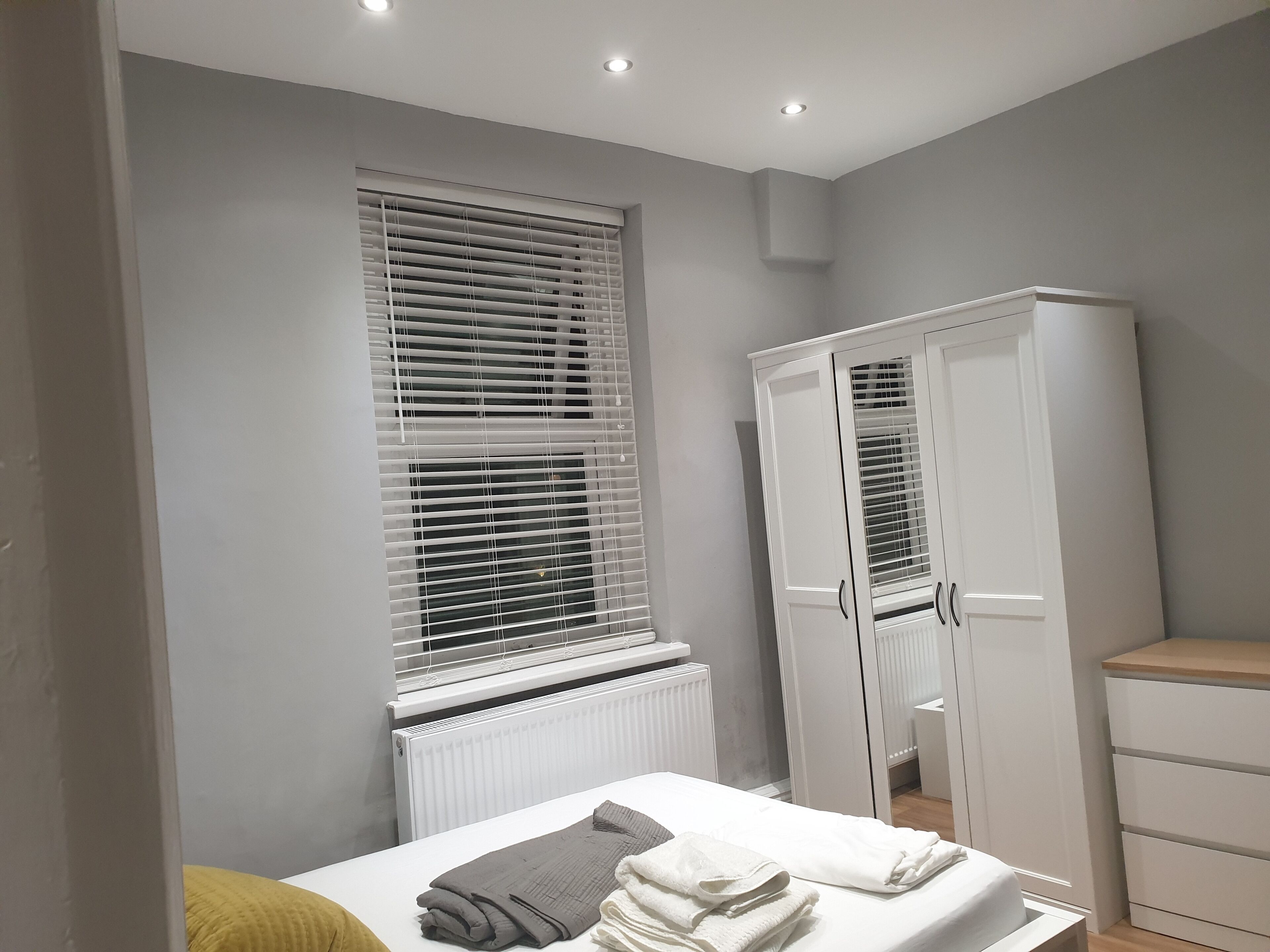 2 bedrooms, desk, WiFi, bed sheets