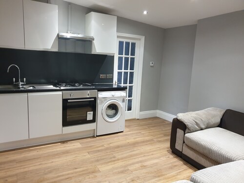 Barnet Luxury Apartment can sleep 4 people just few mins away from Station