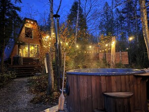 Outdoor spa tub - River/ Wooden hottub Luxurious Shack in the forest  (Ste-Rose-du-Nord)