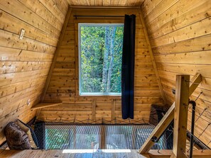 Interior - River/ Wooden hottub Luxurious Shack in the forest  (Ste-Rose-du-Nord)