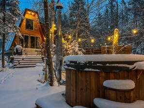 Property grounds - River/ Wooden hottub Luxurious Shack in the forest  (Ste-Rose-du-Nord)