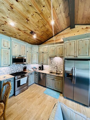 Een oven, een kookplaat, een vaatwasser