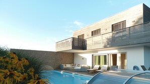 Een modern huis met twee verdiepingen, een zwembad, buitenzitplaatsen en een overdekt terras.