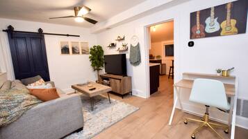 TV connectée, livres, écrans d'ordinateur