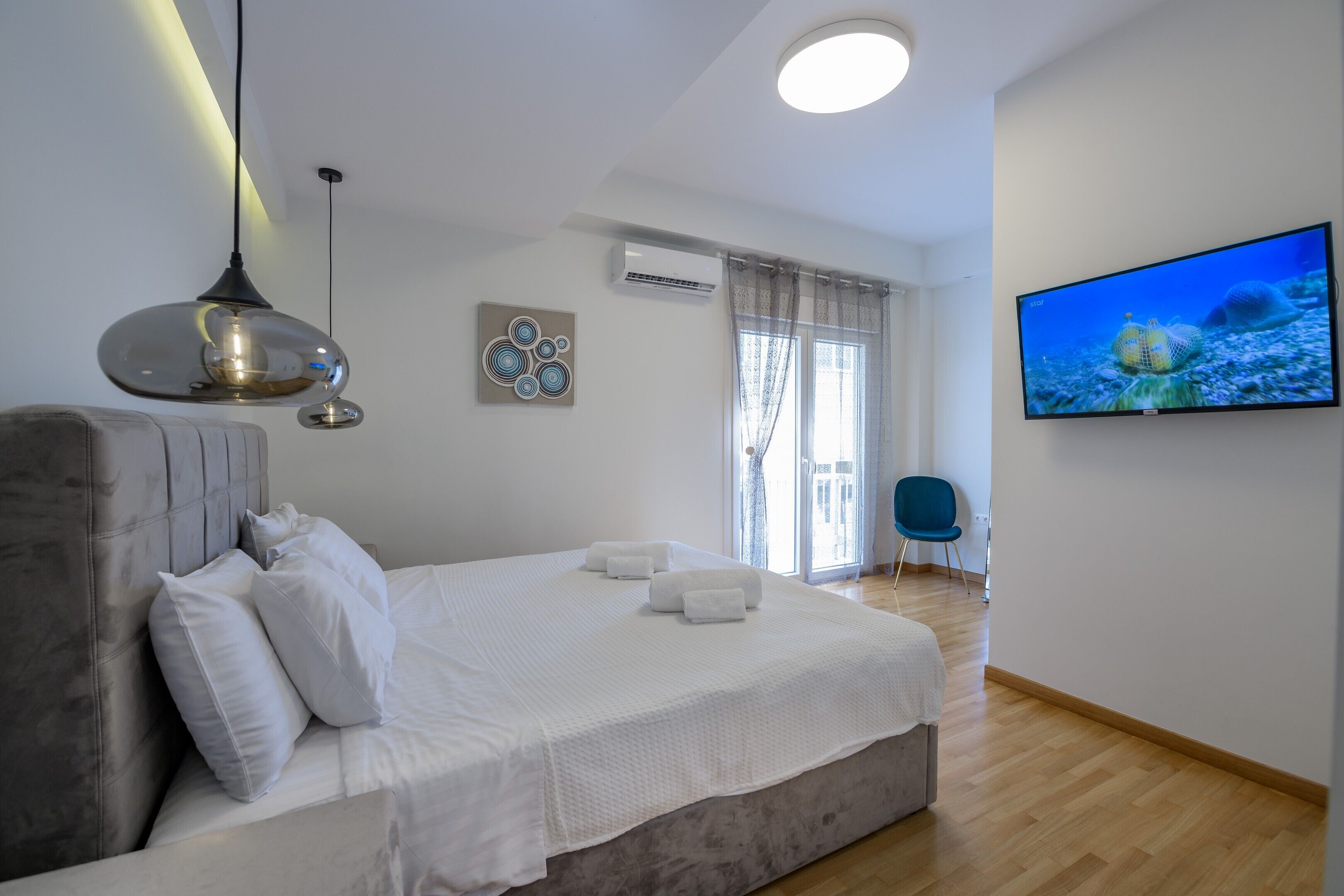 2 bedrooms, in-room safe, iron/ironing board, free WiFi