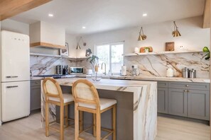 Geladeira, micro-ondas, fogão, cooktop