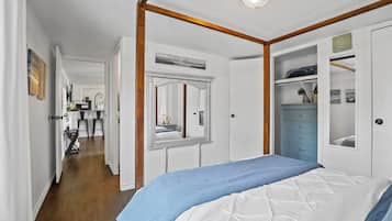 2 bedrooms, desk, iron/ironing board, WiFi