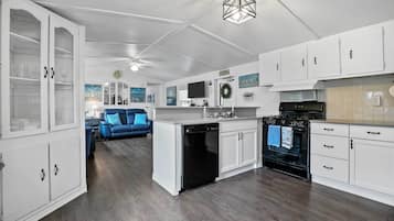 Fridge, microwave, stovetop, dishwasher