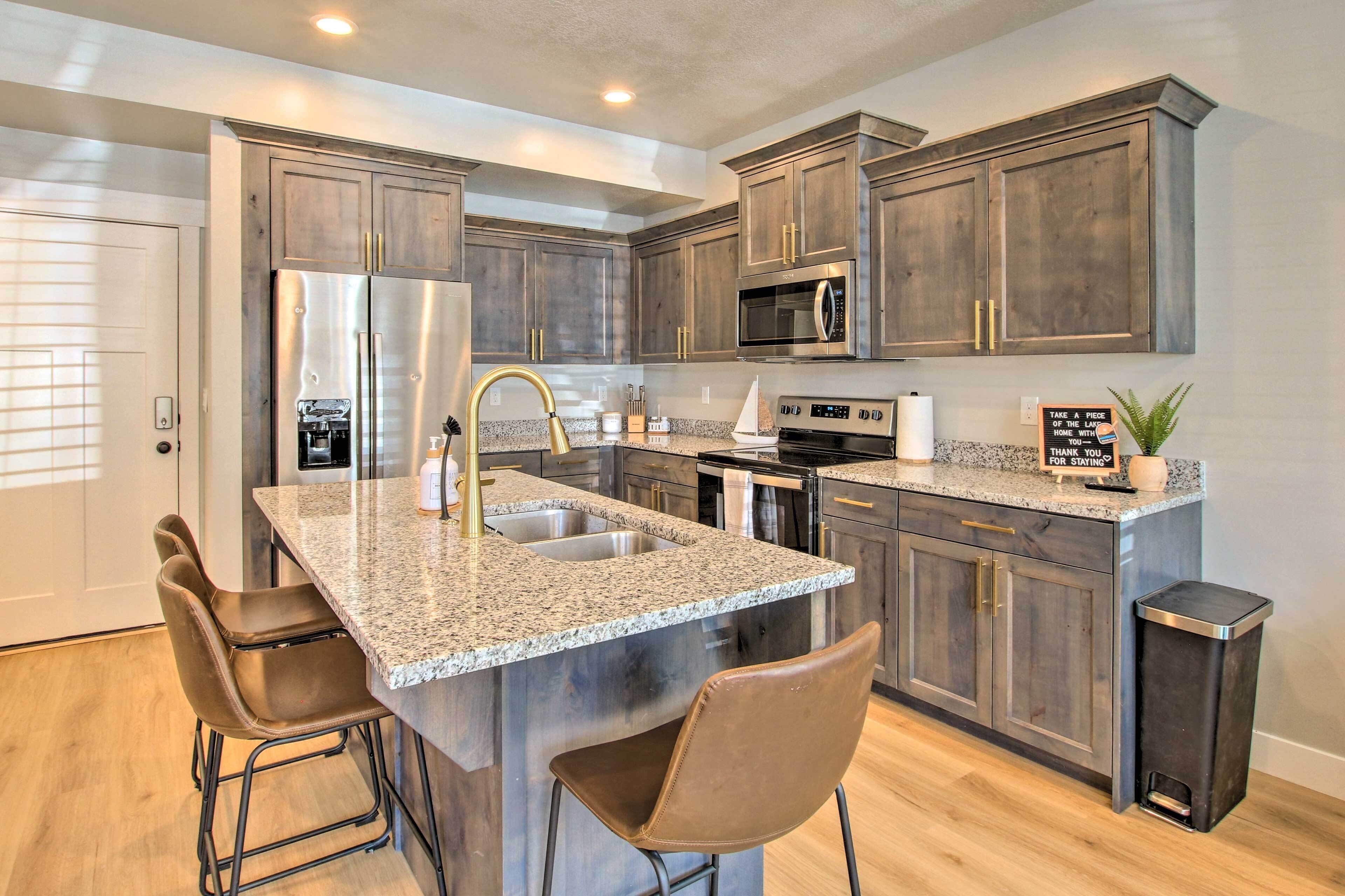 Fridge, microwave, stovetop, dishwasher