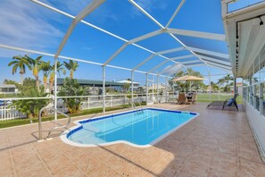 Pool - Canal-Front Haven: Pool, Dock & Lanai in Palmetto (Palmetto)