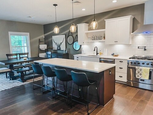 Lux Townhome - easy walk to village 