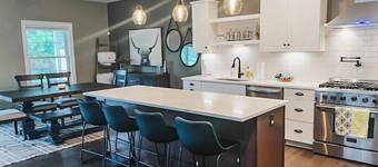 Lux Townhome - easy walk to village 