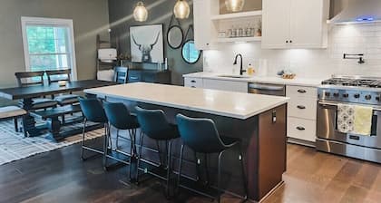 Lux Townhome - easy walk to village