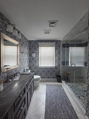 Duschwanne, Haartrockner, Toilettenpapier