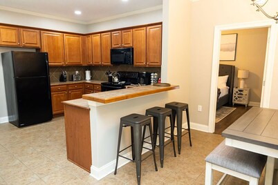 Close to LSU and Hospitals - King Beds & Pool