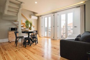 TV - Modern Design Duplex w/ Balcony by HostWise (Porto)