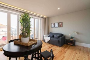 TV - Modern Design Duplex w/ Balcony by HostWise (Porto)
