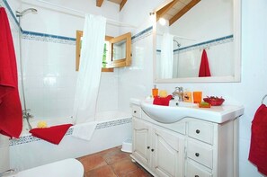 Duschwanne, Haartrockner, Handtücher, Toilettenpapier
