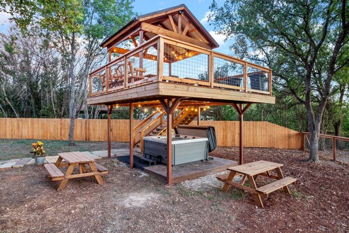 Guadalupe Bluff Bunk House - Located overlooking the Guadalupe River