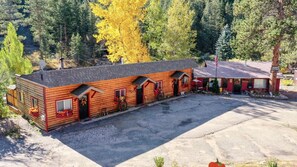 Exterior - Take it EZ private cabin overlooking the river with hot tub 5 min to Estespark ! (Drake)