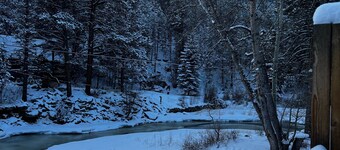 Take it EZ cabin overlooking the river with HOT TUB  on the deck 5 min to Estes!