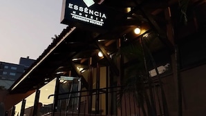 A hotel sign with "ESSENCIA HOTEL FRANCISCO BELTRAO" written on it.