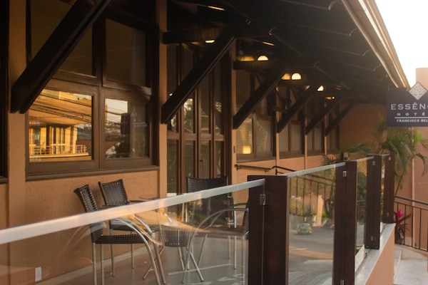 Vista frontal de la propiedad